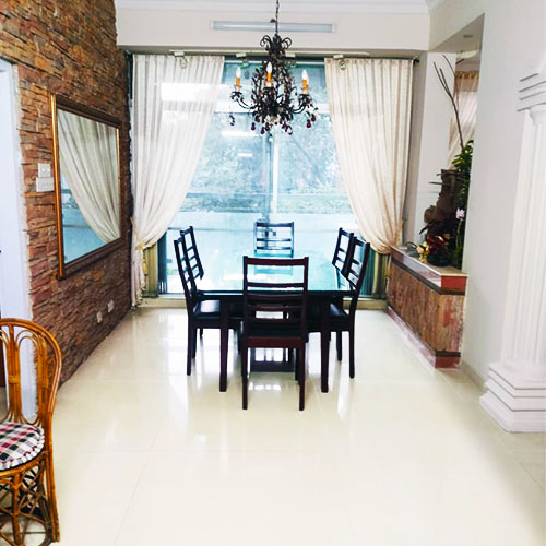 Dining1